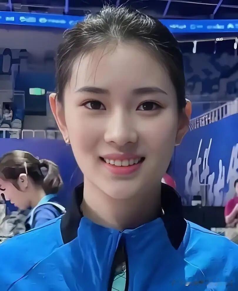 她是最美的女运动员，身姿挺拔，穿搭身材发型都是标准美女的典范，颜值，气质一点都不