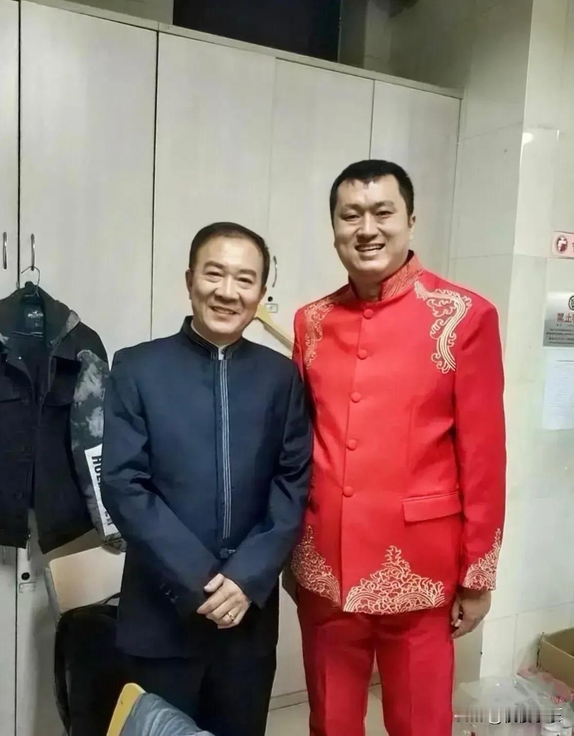 交大博士、公式相声代言人李宏烨与相声名家姜昆的搭档戴志诚同框合影！[灵光一闪][