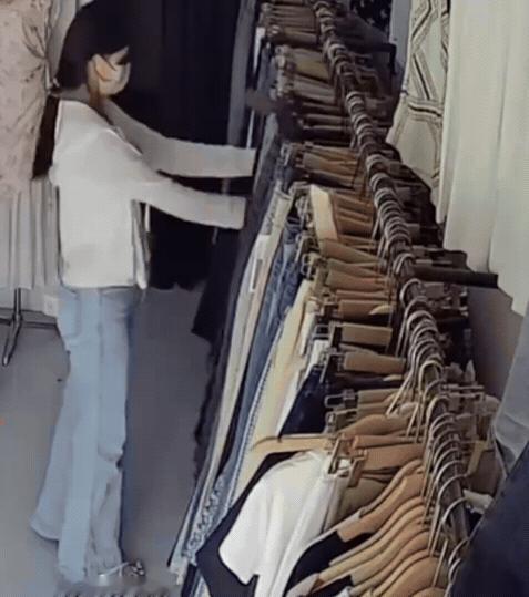 万万想不到。山东，女子买衣服，挑好了，也试穿了，都比较合身，没想到，她再次进入试