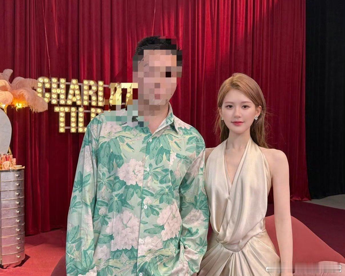 自然光的赵露思直播时的赵露思本来就很好看的，下次直播不要开磨皮了[来抱抱][来抱