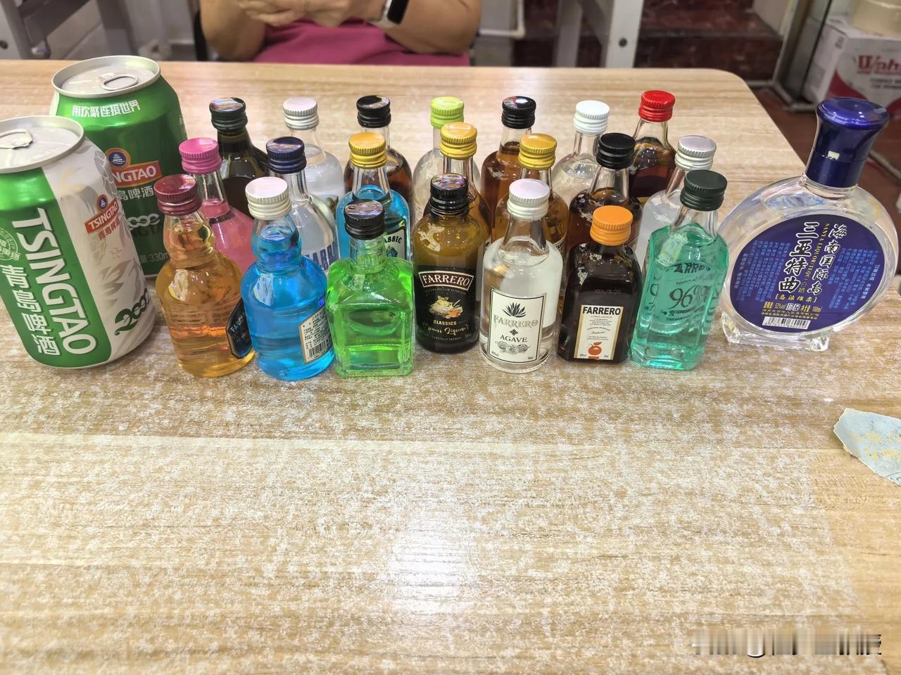 【我在三亚开“酒业博览会”】
在三亚的平价超市购酒。

左边的两个易拉罐装的是青