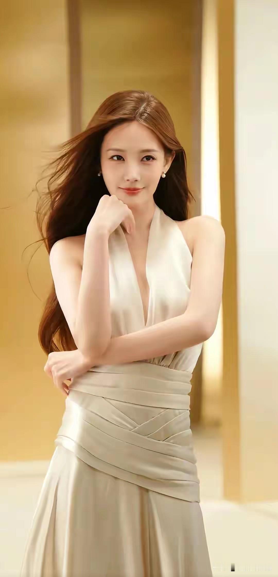 李一桐那必须美啊！她的美是那种清新自然又灵动的美。她的五官精致小巧，脸型也很流畅