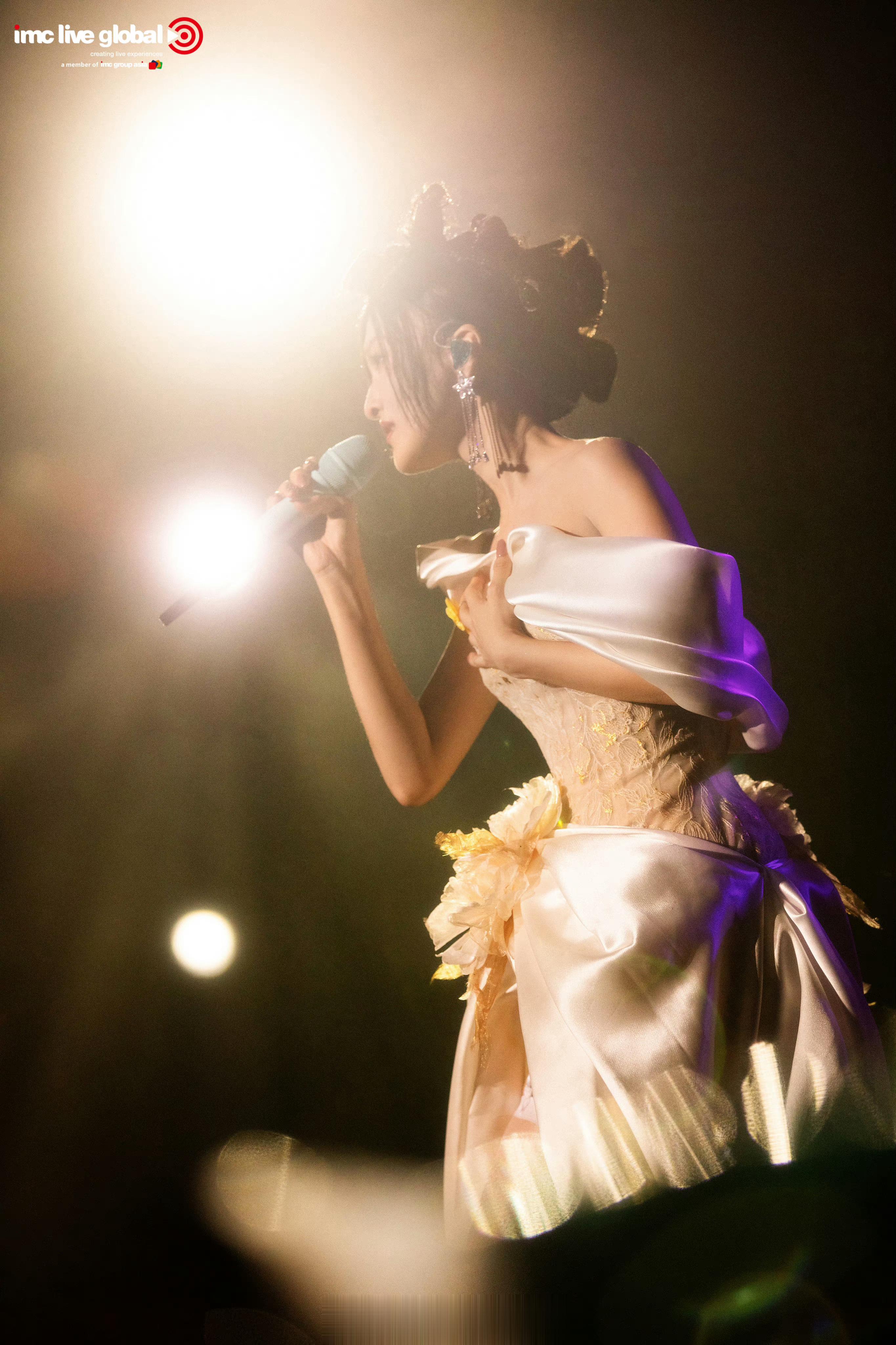 永远传递正能量一直都是一个爱唱歌的女孩  ​​​