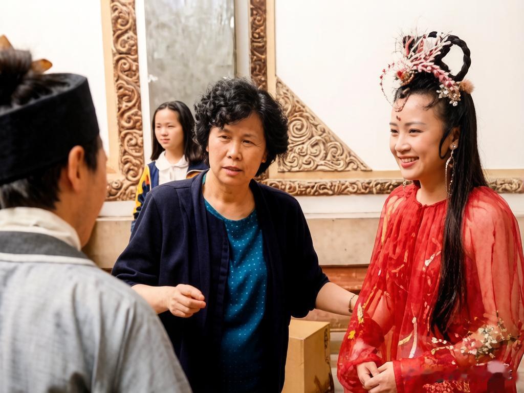 1987年西游记剧组在四川青城山拍摄《错坠盘丝洞》，蜘蛛精们的洞府被孙悟空烧了，
