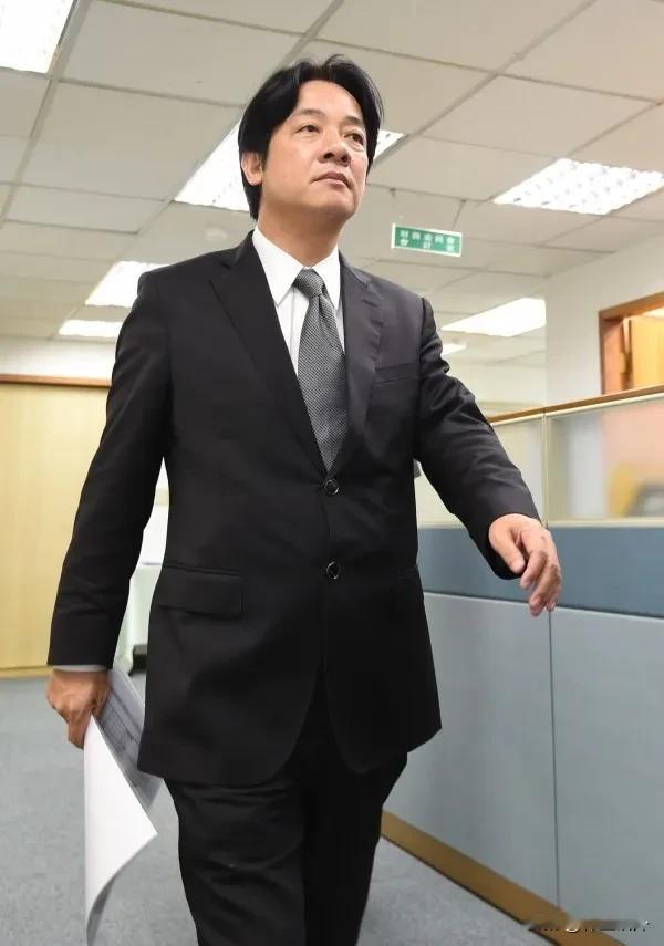 #赖清德面对环台军演粉饰太平#
说白了，赖清德还表示不服，甚至两次发表声明构陷我