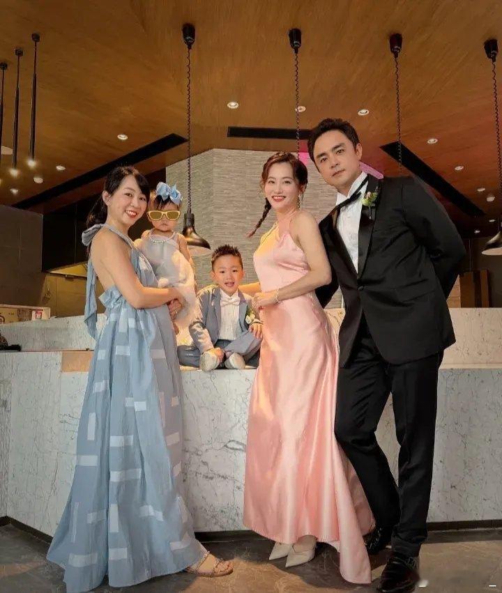 明道icon结婚了吗？明道的老婆是谁？是王婷萱icon，左边穿蓝裙子💃🏻抱着