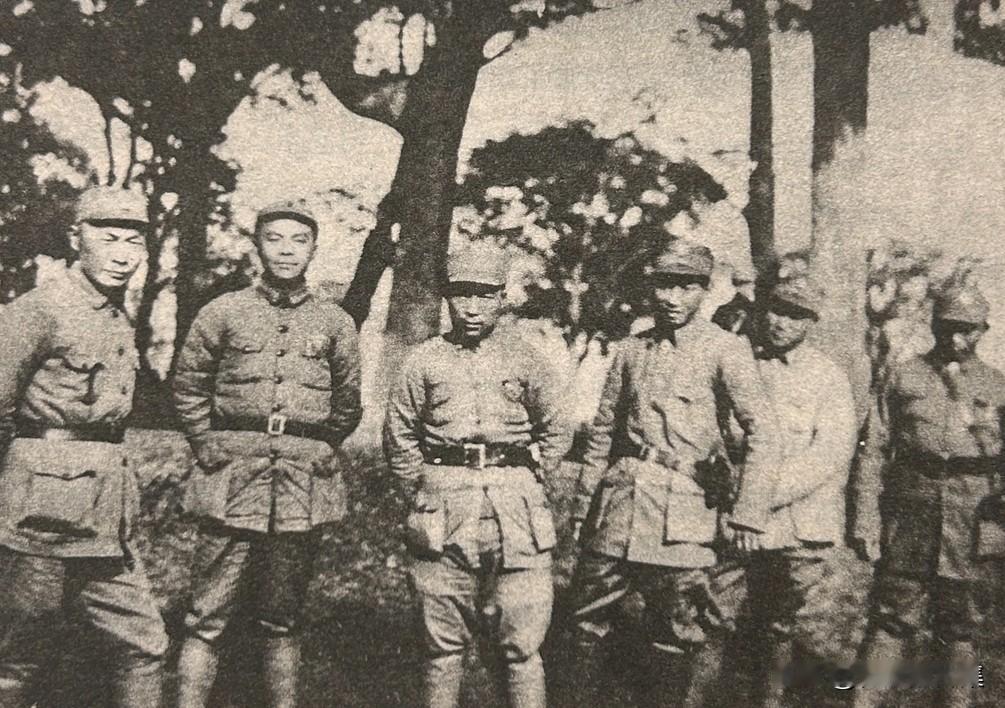 1939年5月，江苏省溧阳县水西村，新四军第一支队司令员陈毅与新四军第六团主要领