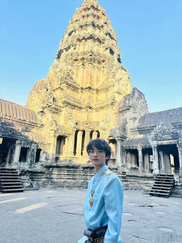 钟美美没有被原生家庭困住钟美美带着伤痕依旧活得自洽不消耗流量不透支天赋，他知道爆