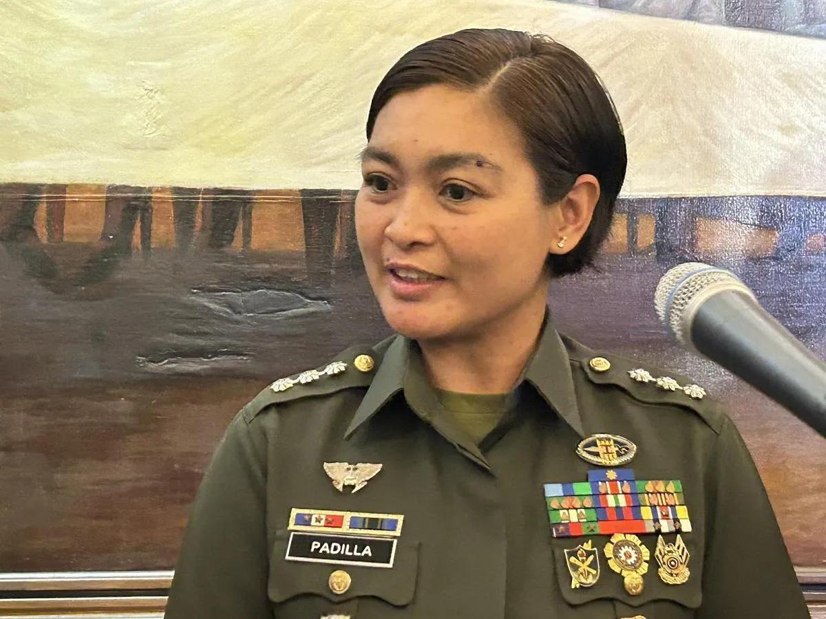 菲律宾武装部队发言人帕迪拉上校称，军方愿意配合警方抓捕参议员德拉罗萨。

按照帕