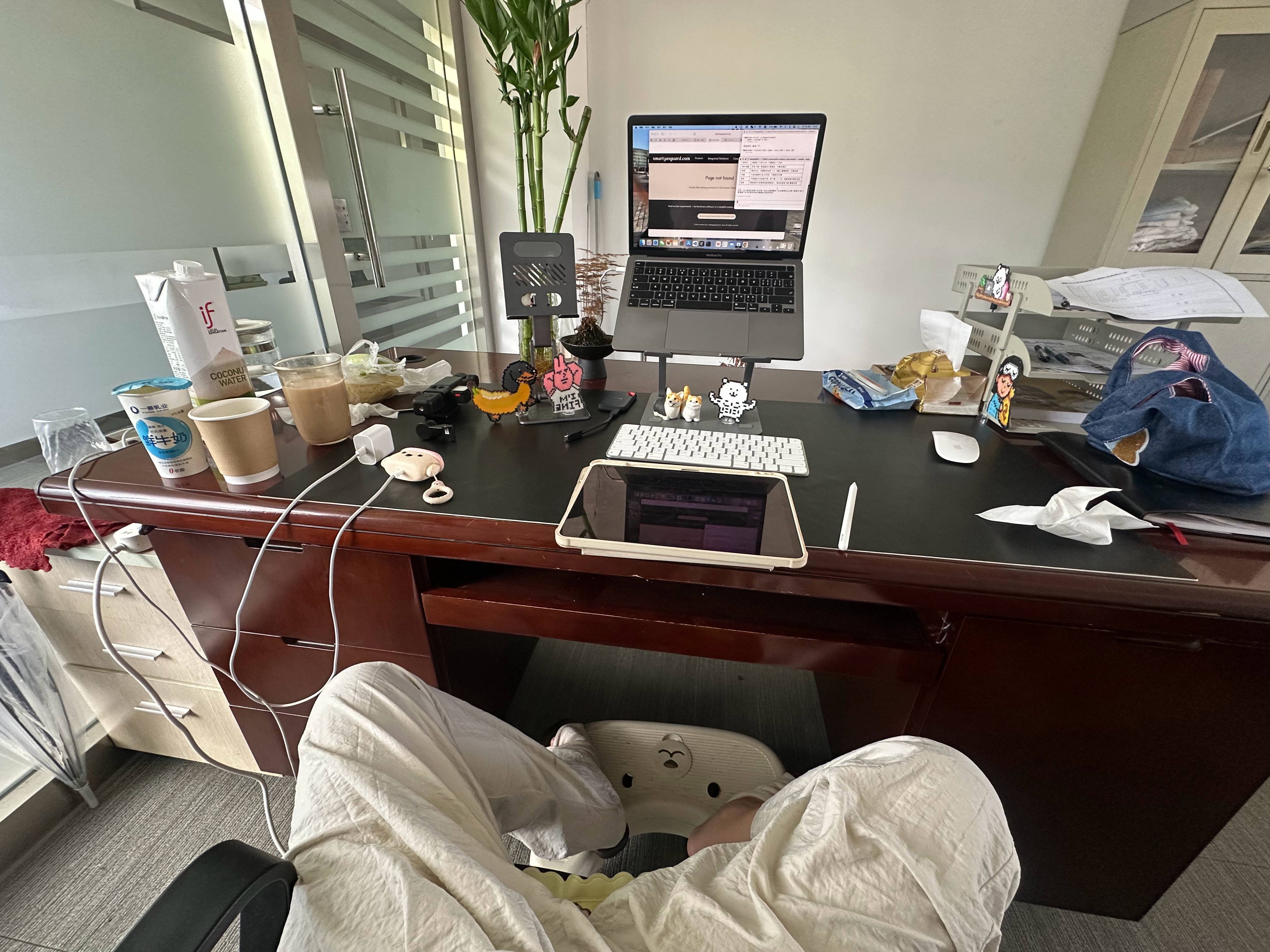 突击检查 又乱又整齐的办公桌 今天做了一杯咖啡窜了三次但又像是玉米吃坏了 