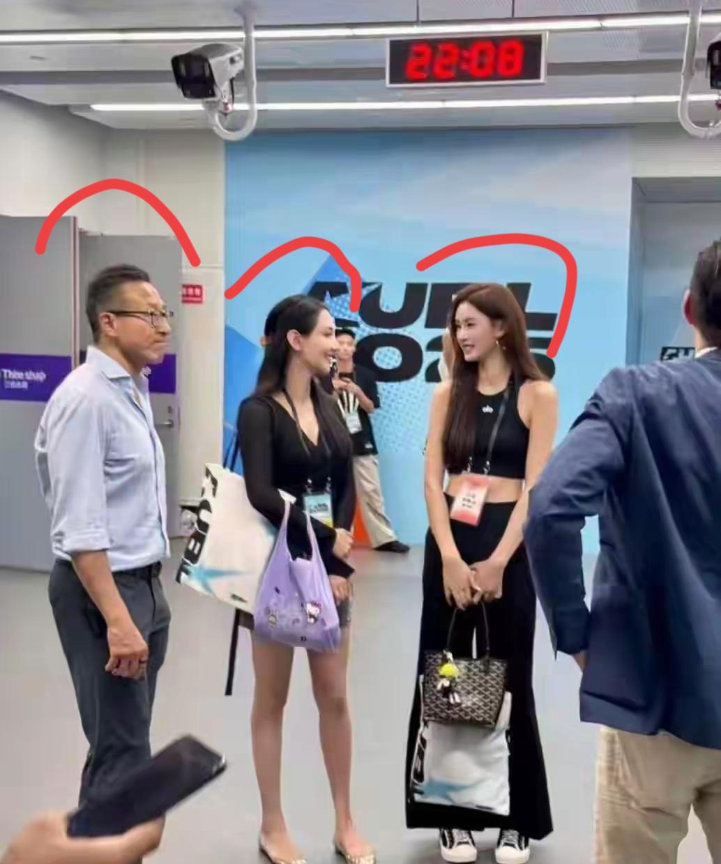 有钱人旁边从不缺美女。