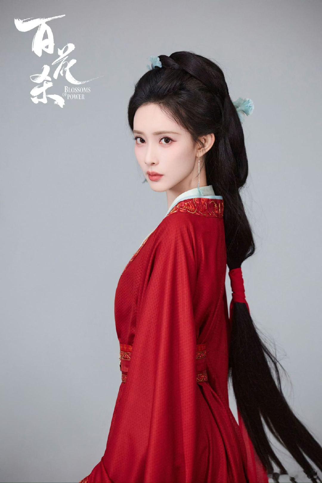 孟子义7.9看百花杀孟子义晒照宣传百花杀孟姐更新九宫格营业图宣传新剧，自家小狗巧
