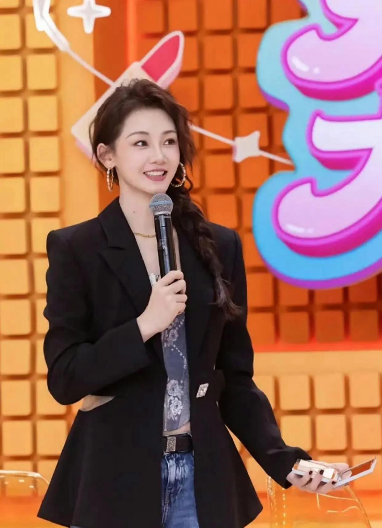 苗苗的状态越来越好了，尤其是上浪姐后整个人就火了，现在好多综艺都请她，看来要变辣