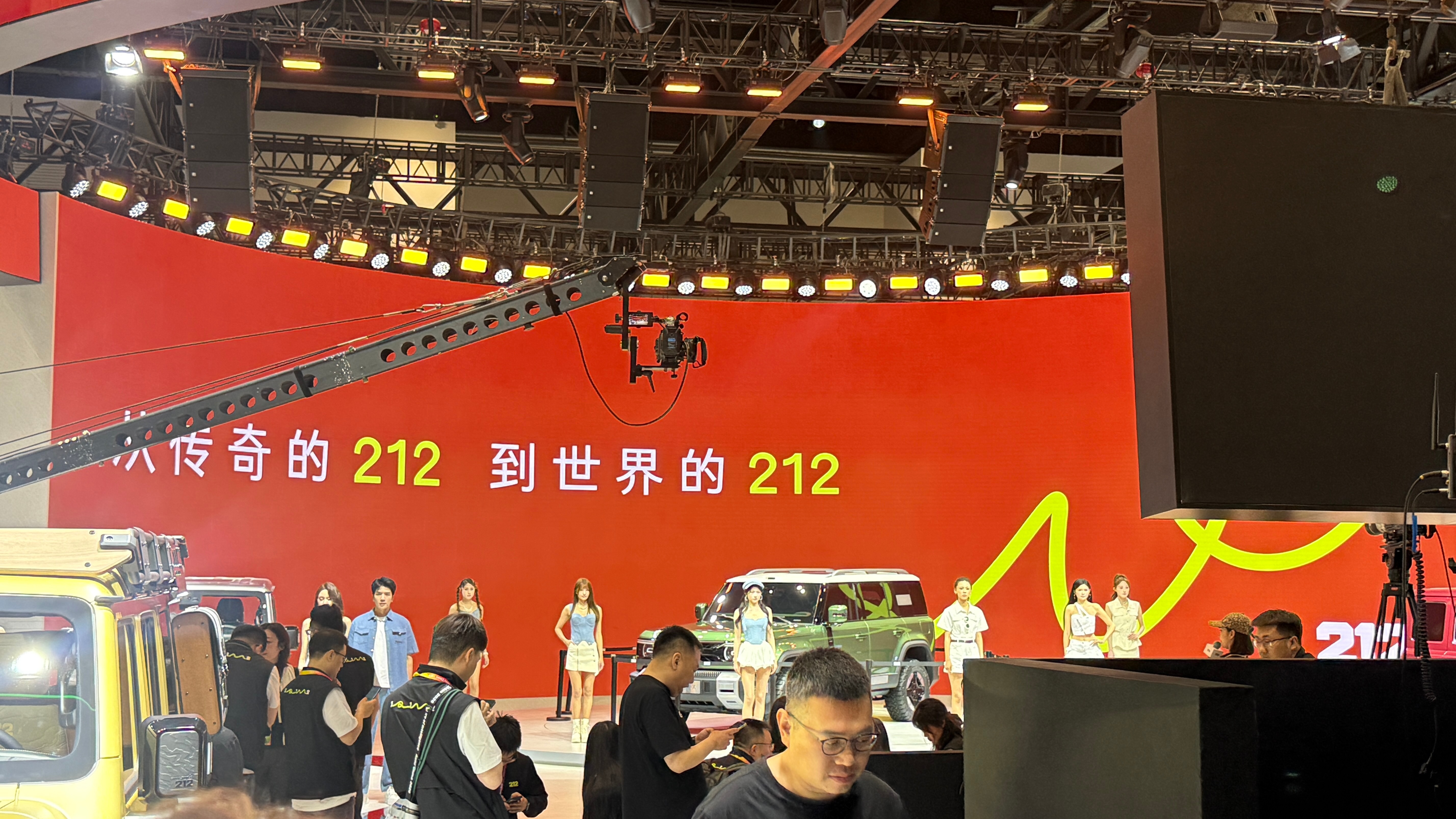 其实我也喜欢看车展演出一群帅哥美女真的很养眼！！！但一般媒体日没有这个待遇！下次