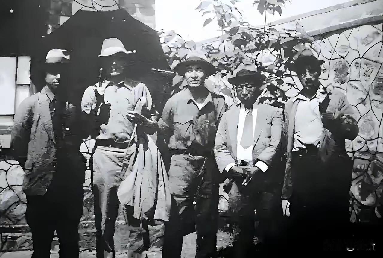 1966年，大庆油田发现者谢家荣吞下一整瓶安眠药，在家中自戕。第二天，妻子吴镜侬