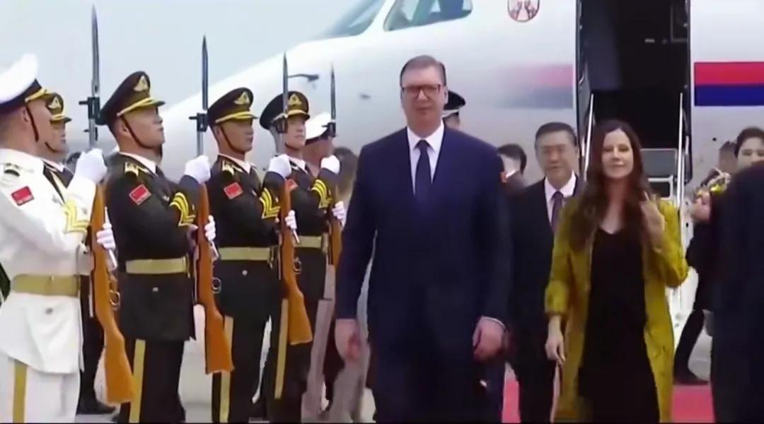 24日，武契携夫人抵达北京机场，仪仗队迎接，接受小朋友献花仪式。