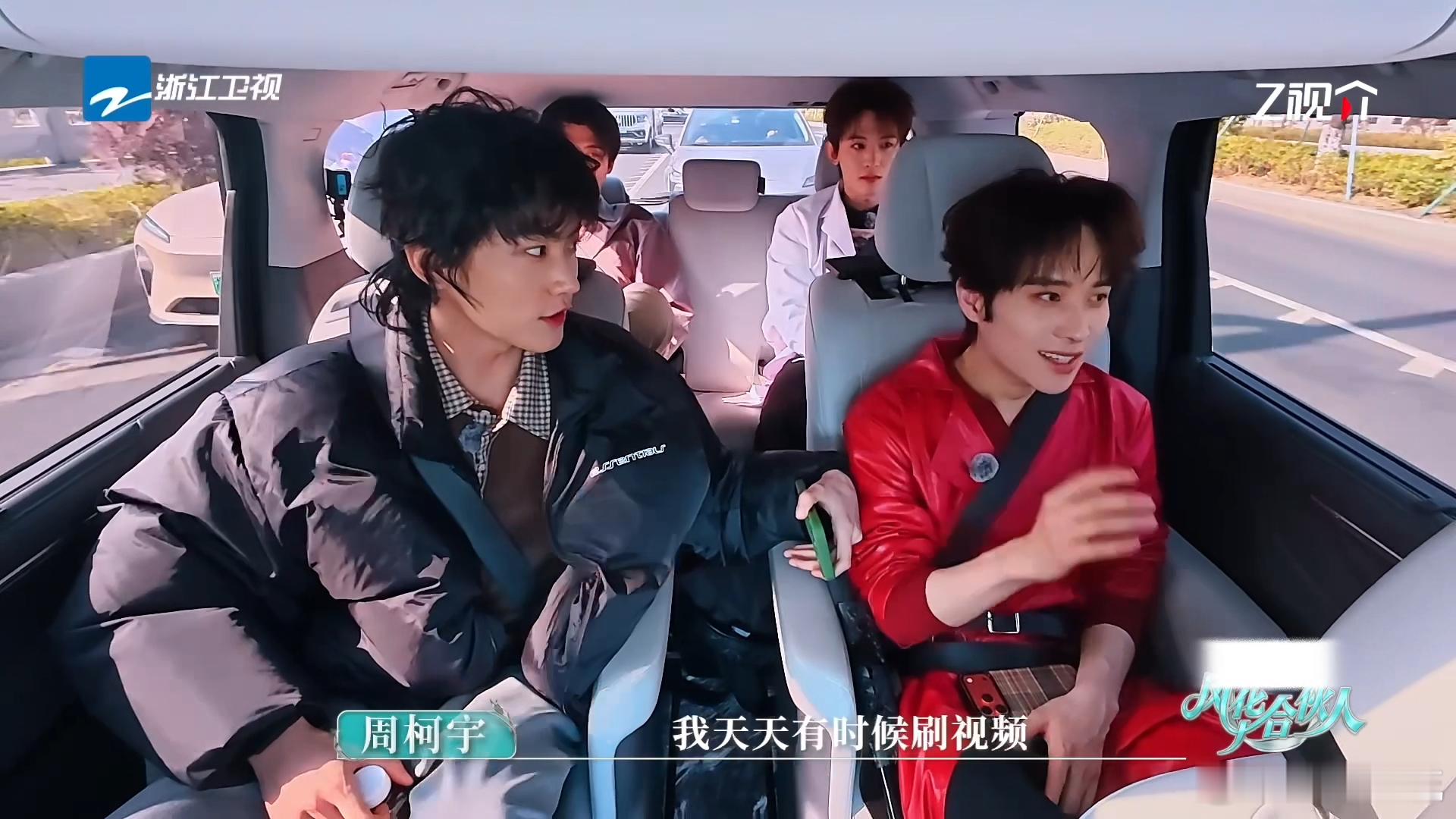 周柯宇分享初次认识井胧的场景风华合伙人沙一汀都没想到的缘分，周柯宇早就通过地铁视