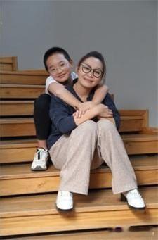 19岁网红钟美美被波士顿大学录取。他妈妈挺有远见的。2020年，13岁的钟美美因