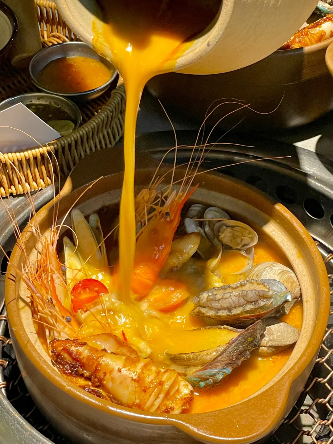 到底是上海人会吃啊。。。 榴莲冬阴功海鲜锅