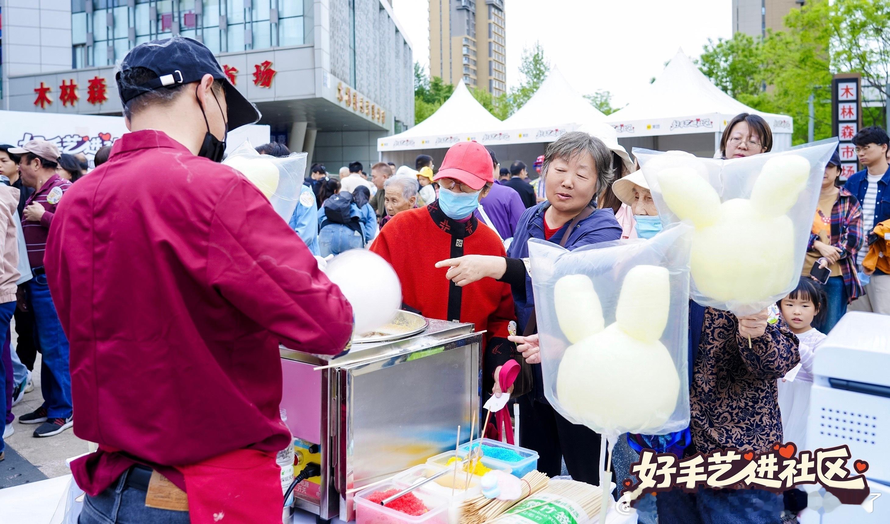 被北京大妈严选的宝藏手艺人回龙观的免费理发摊，藏着最朴实动人的烟火温情。热心小哥
