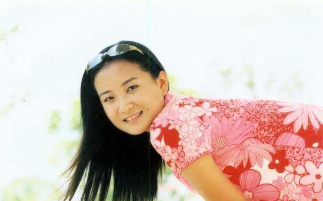 一些贾玲早期照片，五官精致，一对小小的梨涡甜美可爱，瘦了的贾玲是真的和以前一模一