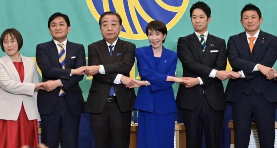 在2月8日众议院选举前，日本首相高市早苗的支持率出现下滑。《每日新闻》民调显示其