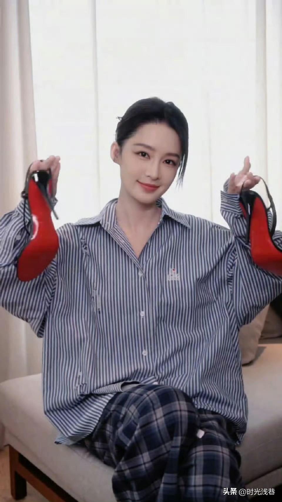 高跟鞋是每个女孩的心头好，大美女演员李沁也不例外，高跟凉鞋也是她的时尚单品。