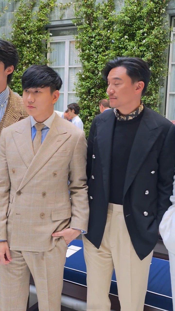 林俊杰张震金宇彬同框林俊杰张震金宇彬同框，三个人都是经典西装造型 