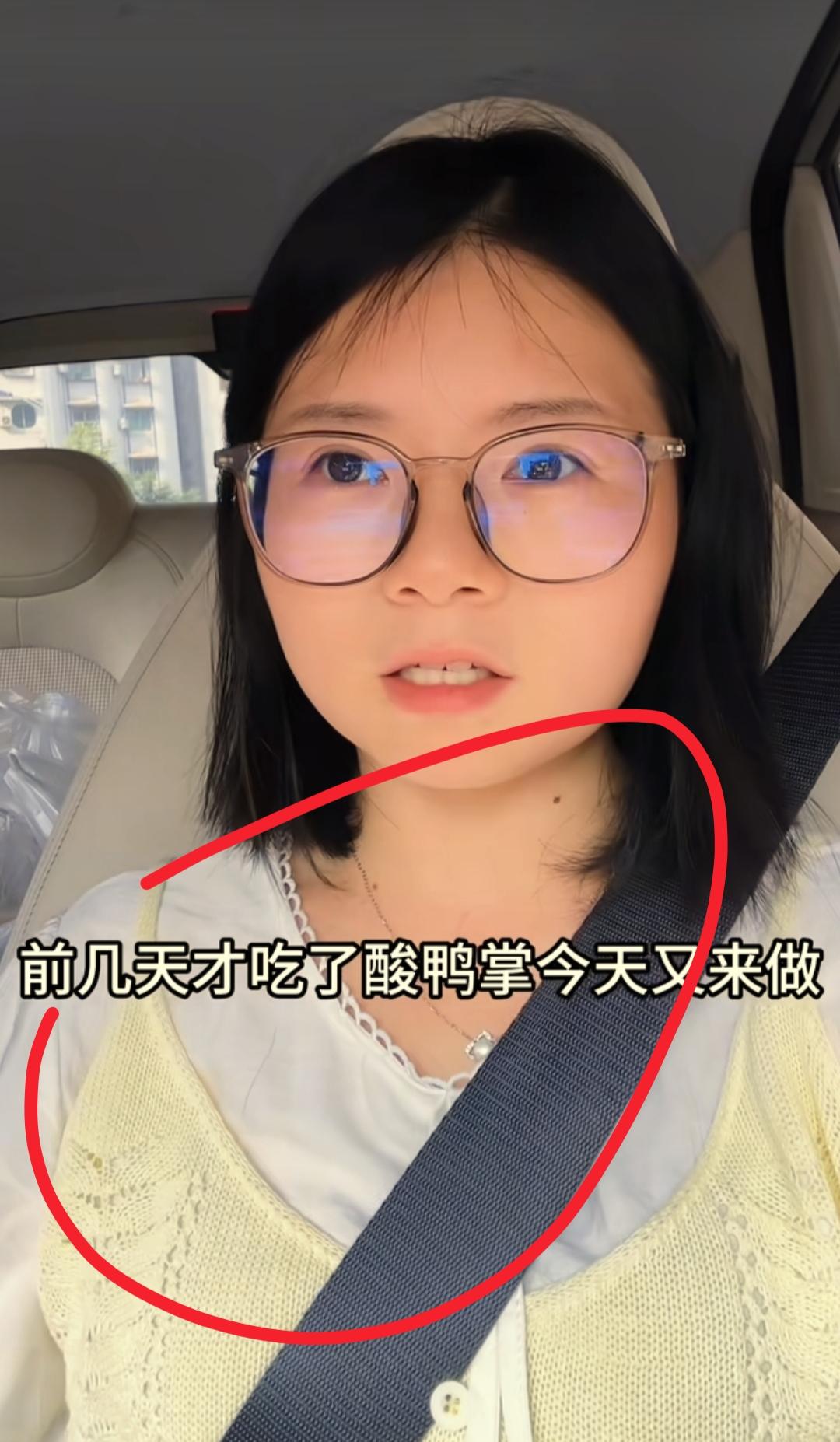 刚刚查了一下坤哥帮小丫做的事
不查不知道，一查真佩服
直播带货、打包发货、带娃做