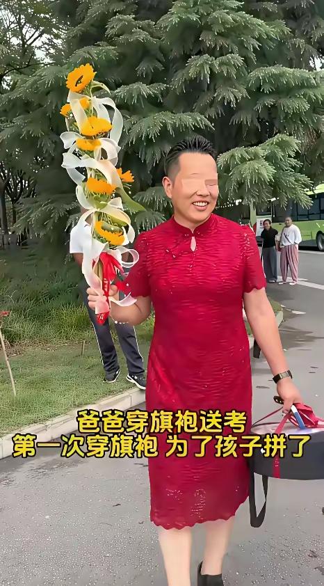今天是高考的第一天
爸爸们的小心思也暴露无遗
希望今天所有的考生
写的全对
蒙的