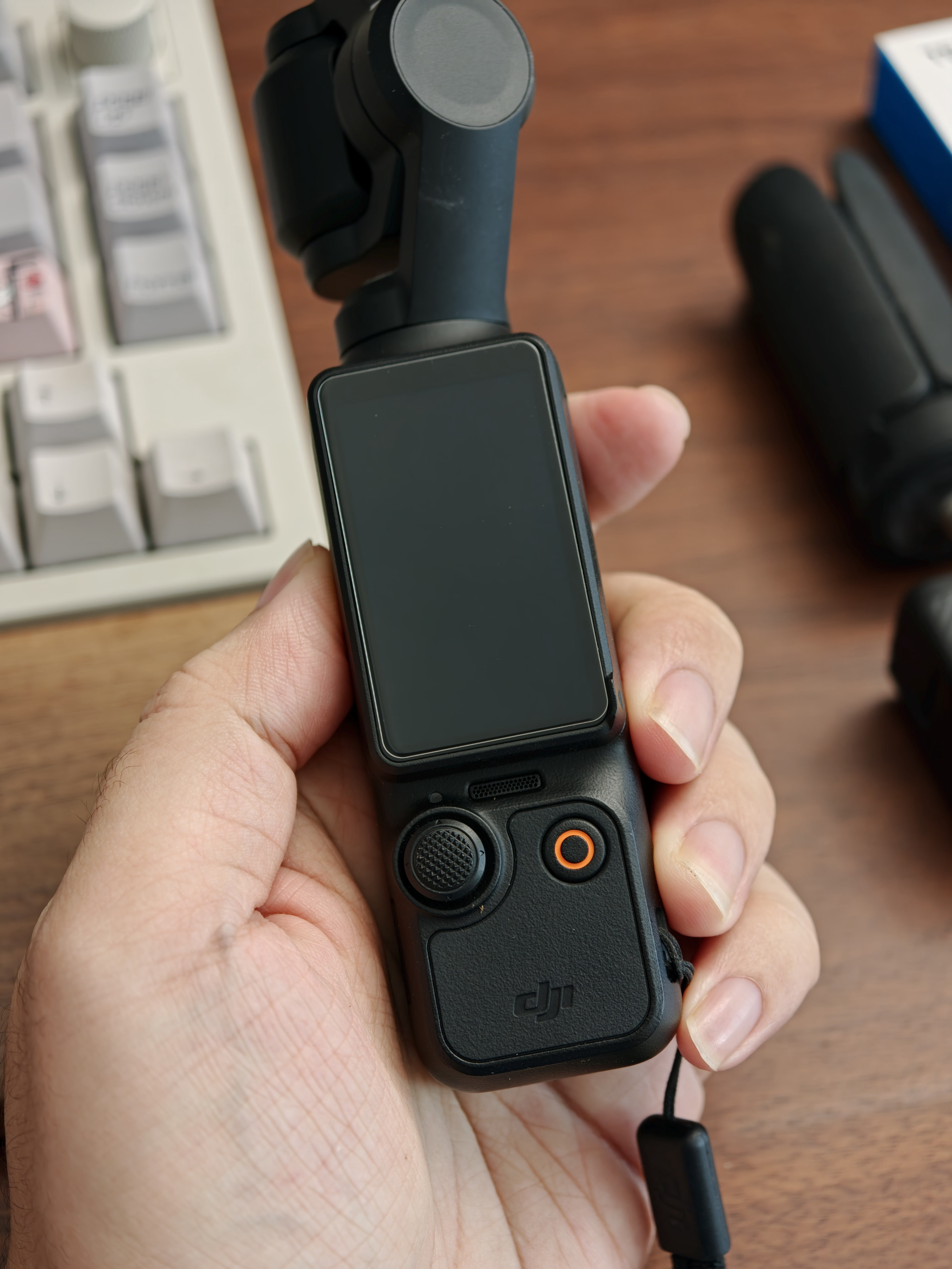 出一台自用的DJI Pocket 3，成色很好没明显磕碰划痕，带增广镜，滤镜，收