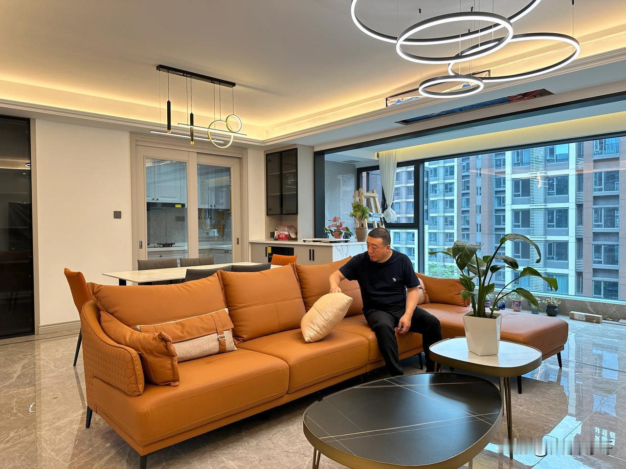 成都人装修，这几年特别流行性冷淡风，尤其是户型越大，越喜欢这种风格！家里面出了黑