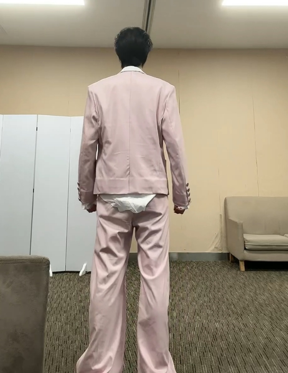 对不起，童童，这个衣服露出来，看背面很像“超人🦸♀️” （不好意思，是纸尿裤，