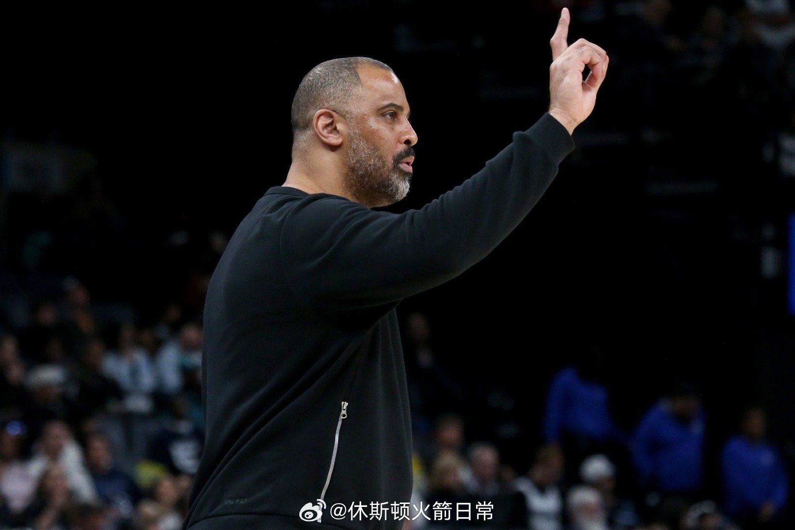 记者：“你谈到了在最近两场比赛中，看到球队做到了一些你希望他们改进的事情。在赛程