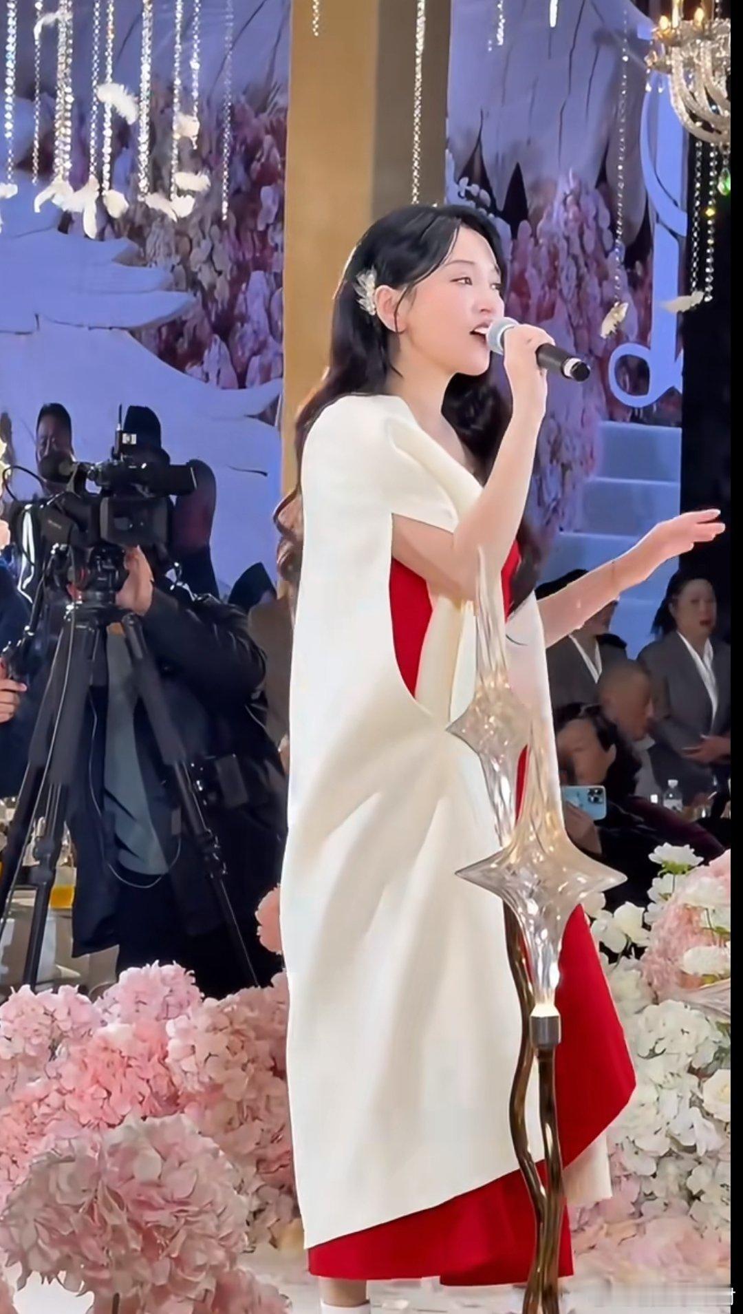 金莎参加婚礼商演，其中一首《星月神话》是追剧人满满的青春回忆了吧～ 