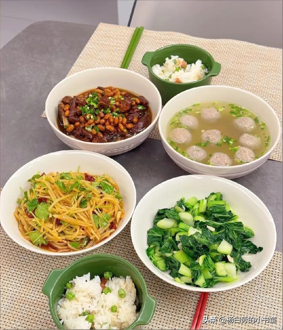 乞丐的晚餐见过吗？
一个普通家庭的晚餐
看起来清淡素爽
就这种餐标
在中国家庭中