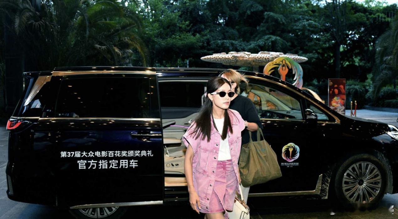 独家揭秘！“勇扇”姐百花奖现场，状态满分的秘密武器竟然是它？百花奖现场热辣直击来