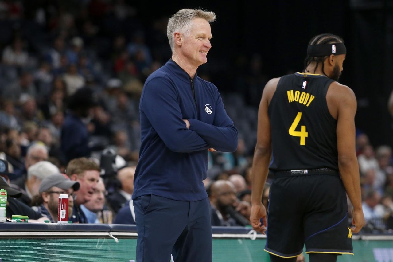 说实话，穆迪这次重伤，勇士医疗组和主教练科尔需要承担主要责任。
与独行侠的这场比