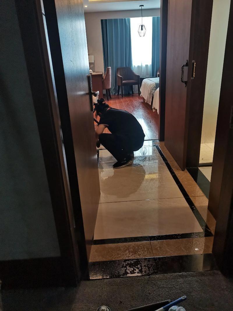离谱！酒店卫生翻车承诺赔偿4000元，事后翻脸：员工个人行为
 
酒店卫生问题再
