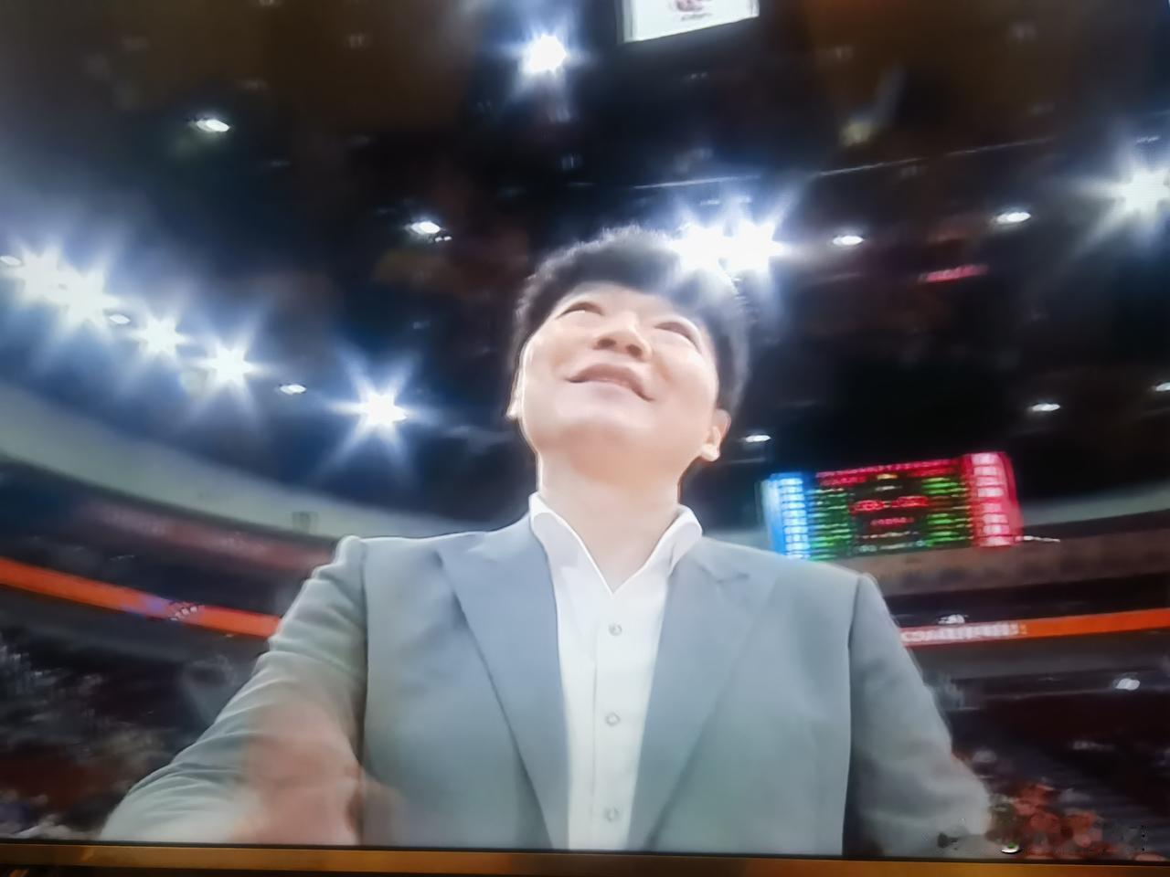 这场比赛太有戏剧性了，上半场结束以后，到底发生了什么？上半场，山东高速55：33