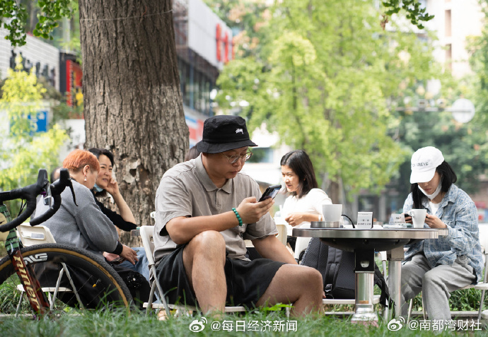 #网友用防窥膜2个月近视300度##三类人谨慎使用防窥膜# 【使用手机防窥膜2个