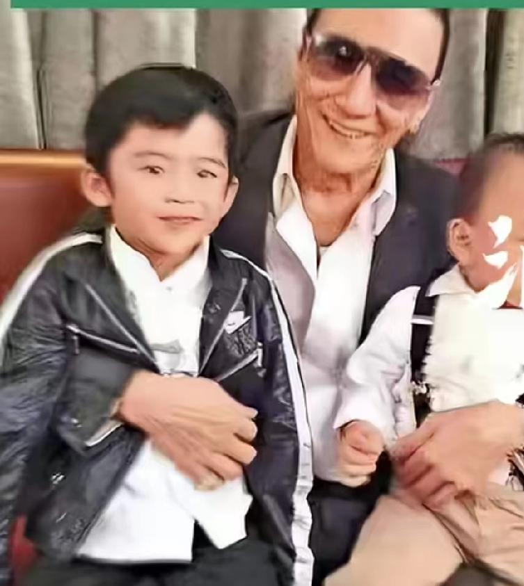 谢贤将约上亿资产的所有遗产都留给了两个孙子。尽管谢霆锋和谢婷婷是他的亲生儿女，他