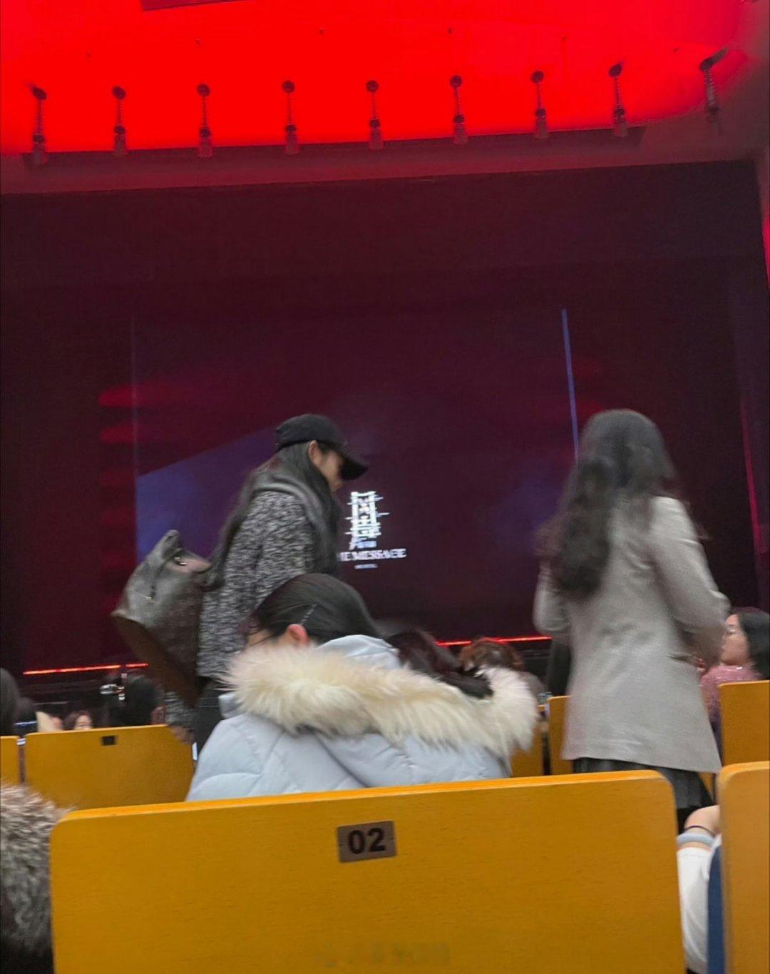 陈丽君也专门去看陈昊宇的话剧了呢，真的是因为综艺结缘的姐妹情怀呀，到现在两个人关