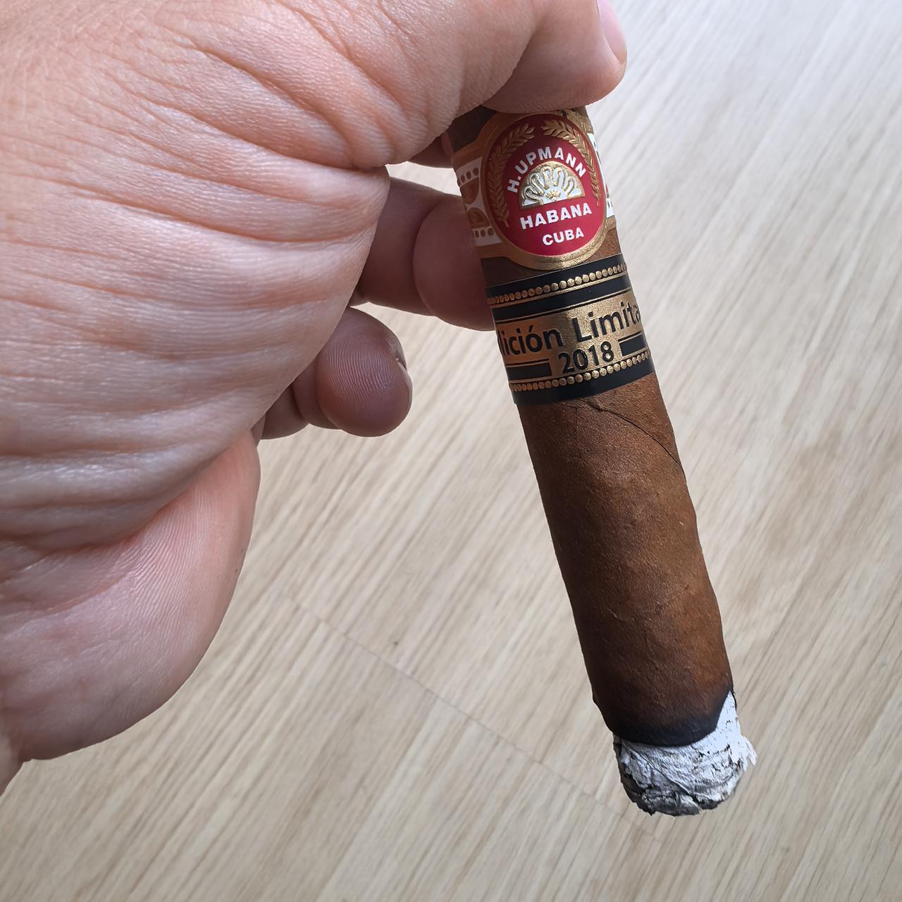 今天这心情跟坐过山车似的，哭了两回。先是看电视被剧情感动得稀里哗啦，结果看账户时