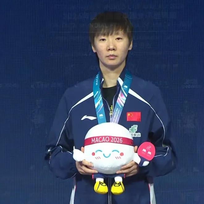 大家发现没?
网上现在有两种声音吵得不可开交
一边说曼昱为莎莎扫雷牺牲了，一边说