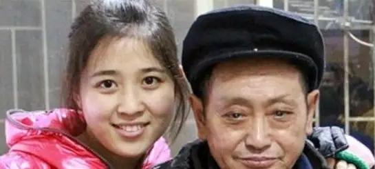 1990年，重庆36岁光棍捡到了一个女婴，含辛茹苦将她拉扯长大。没料到，养女成年