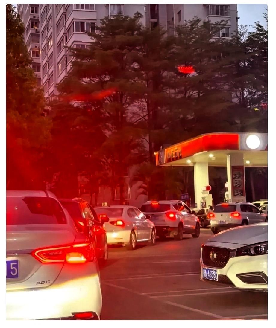 4月12日晚，
加油站又开始排队了！

“又排队了？”晚上路过加油站，看着那长龙