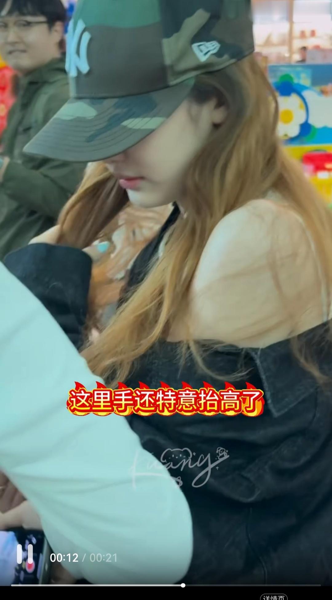 宁艺卓机场被路人撞到左下角的录像还亮着装什么路人呢。上次不是有人爆出来保镖的重点