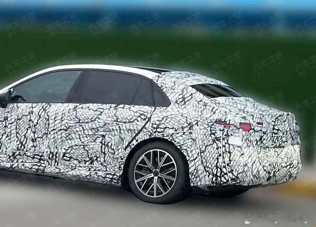 奔驰国产纯电长轴C级伪装车曝光这独立三角窗和短轴版的谍照明显不同感觉还是短轴版的
