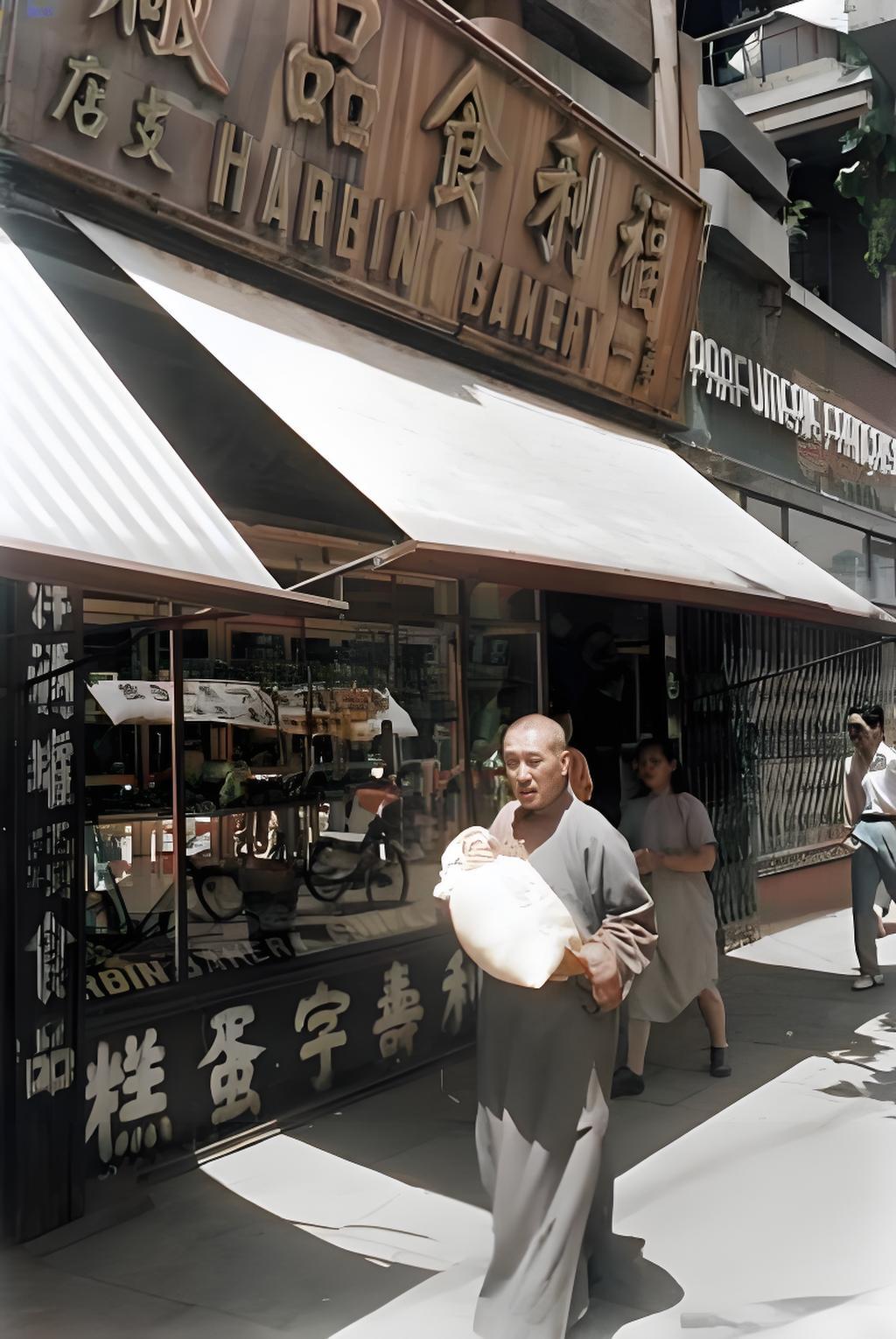 1949年，林森中路（后来的淮海中路 ）的泰山公寓楼下，福利食品厂第一支店还开着